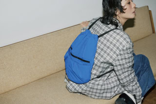 ジップポケットナップサック［H41×W29×D18㎝］¥4,950、ジャケット¥12,980、カーディガン¥5,940、ロンT¥4,950、デニムパンツ¥6,930、ローファー¥6,930（全てシテン／ユナイテッドアローズ カスタマーサービスデスク）、その他はスタイリスト私物