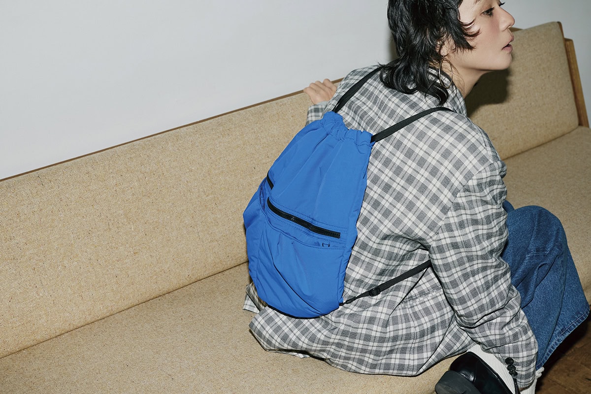 ジップポケットナップサック［H41×W29×D18㎝］¥4,950、ジャケット¥12,980、カーディガン¥5,940、ロンT¥4,950、デニムパンツ¥6,930、ローファー¥6,930（全てシテン／ユナイテッドアローズ カスタマーサービスデスク）、その他はスタイリスト私物