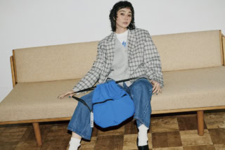 ジップポケットナップサック［H41×W29×D18㎝］¥4,950、ジャケット¥12,980、カーディガン¥5,940、ロンT¥4,950、デニムパンツ¥6,930、ローファー¥6,930（全てシテン／ユナイテッドアローズ カスタマーサービスデスク）、その他はスタイリスト私物