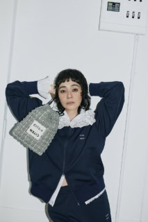 チェックポップコーンキンチャクS［H26×W21㎝］¥3,960、トラックジャケット¥7,920、ブラウス¥6,930、ラインパンツ¥6,930（全てシテン／ユナイテッドアローズ カスタマーサービスデスク）、ピアスはスタイリスト私物