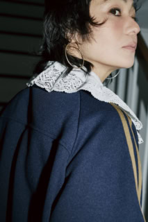 チェックポップコーンキンチャクS［H26×W21㎝］¥3,960、トラックジャケット¥7,920、ブラウス¥6,930、ラインパンツ¥6,930（全てシテン／ユナイテッドアローズ カスタマーサービスデスク）、ピアスはスタイリスト私物