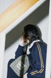 チェックポップコーンキンチャクS［H26×W21㎝］¥3,960、トラックジャケット¥7,920、ブラウス¥6,930、ラインパンツ¥6,930（全てシテン／ユナイテッドアローズ カスタマーサービスデスク）、ピアスはスタイリスト私物