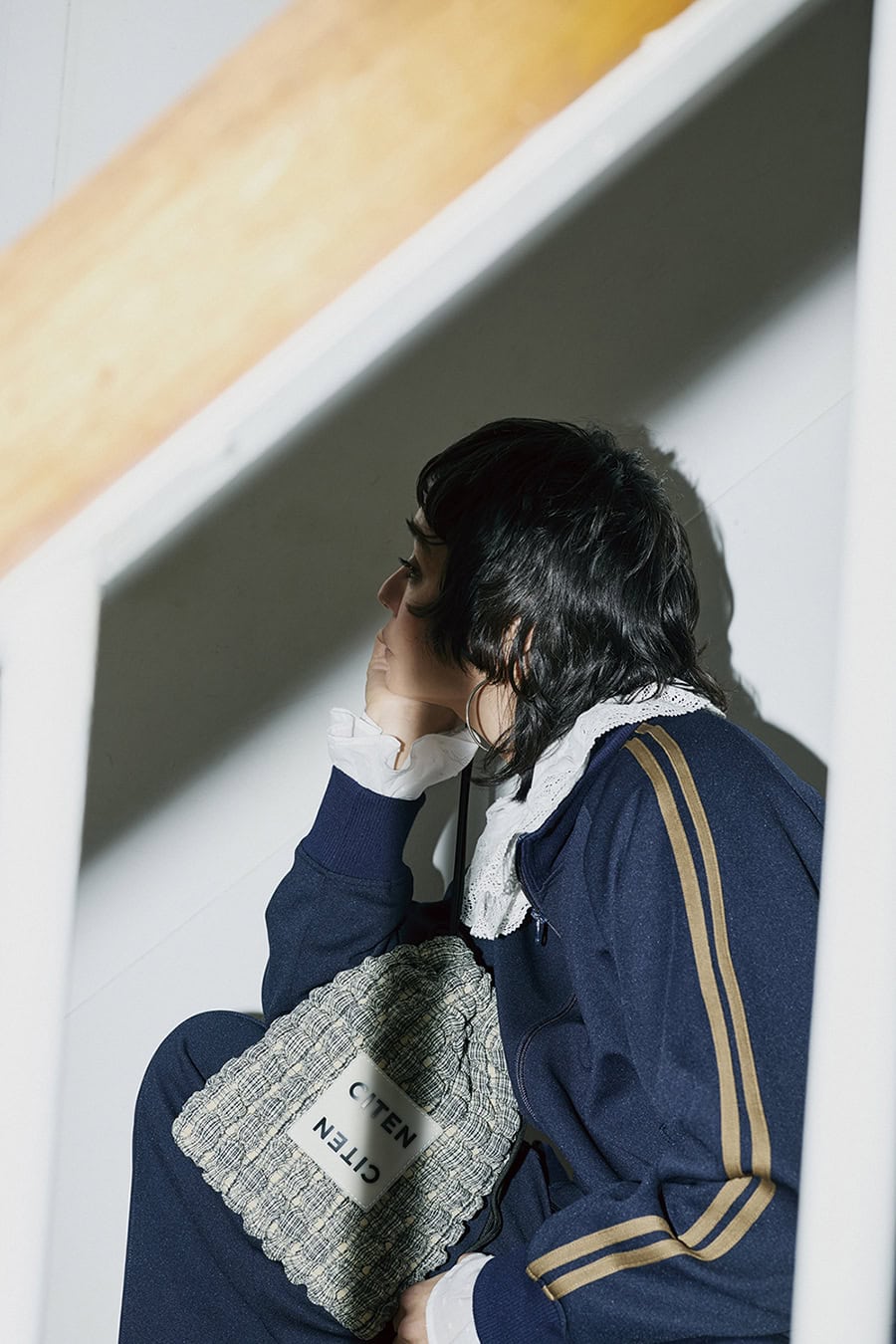 チェックポップコーンキンチャクS［H26×W21㎝］¥3,960、トラックジャケット¥7,920、ブラウス¥6,930、ラインパンツ¥6,930（全てシテン／ユナイテッドアローズ カスタマーサービスデスク）、ピアスはスタイリスト私物