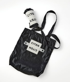 コンパクトにまとめられる、持ち運びに便利な仕様。バッグの中の必需品です。クルクルパッチンメタリックトート［H42×W40（最大）×D14㎝］¥1,980、同 S［H31×W27（最大）×D5㎝］¥1,760