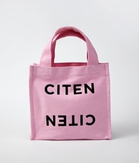 紙袋をイメージした四角いボディ＆CITENロゴがキャッチー。ピンクはこの春夏の新作です。シンプルな着こなしのアクセントにぜひ。ロゴステートメントバッグS［H21.5×W22.7×D10㎝］¥1,980