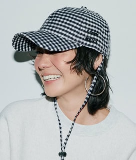 金子さんも大好きなギンガムチェック柄。さり気なくラメ入りです。ストラップ付きで、自電車走行中も風に吹き飛ばされる心配もなし。キャップ¥3,960、スエット¥5,940、ピアスはスタイリスト私物