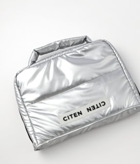 13インチ対応のPCケース。内側には文房具などの小物を収納できるスペース＆ポケットも設けられているので、バッグとしてそのまま持ち歩くことも可能。マジPCケース［H22×W30×D4.5㎝］¥3,960