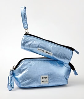 上から：トライアングル型のボディ。パフペンケース［H5.5×W20×D4.4㎝］¥1,760、開口部にワイヤーが入っていて、中身の出し入れがスムーズ。パフワイヤーイリポーチ［H11×W22×D10.5㎝］¥2,530