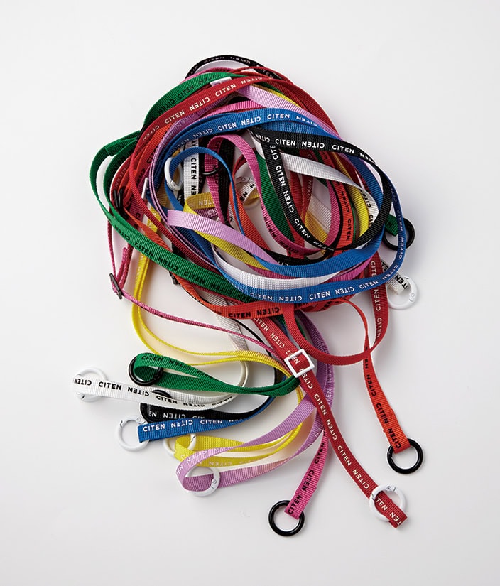 手持ちの携帯ケースやフック付きの小物に取り付けることで、すぐさま肩掛けにアレンジ可能。9色展開で、推しのカラーを使ったカスタムにもオススメです。ロゴショルダーストラップ 各¥1,210