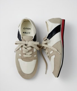 バッグだけでなく、実はシューズも揃っているシテン。トレンドのレトロクラシックなローテクモデルは、着こなしを選ばず、どんなシーンでも活躍してくれそう。スニーカー¥5,940※仕様変更の可能性あり