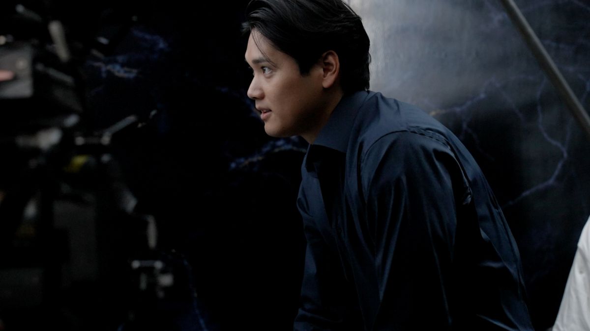 新CMでは、鏡の前で真剣な表情を浮かべ、美容液を肌に馴染ませる大谷選手の姿が描かれています。