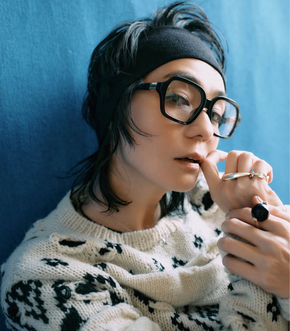 小物使いでコーデを底上げ！ 眼鏡¥55,990（ミュウミュウ／ルックスオティカジャパン カスタマーサービス）、ネックレス［SV×オニキス］¥45,000、ボールネックレス［SV］¥40,000、右手ダブルフィンガーリング［SV］¥60,000、右手小指リング［SV×DIA］¥70,000、左手リング［SV×オニキス］¥40,000（全てロロ）、ニット¥176,000（ピリングス／リトルリーグ インク）、ヘアバンド¥7,590（ヘイップ／ル タロン グリーズ ルミネ新宿店）