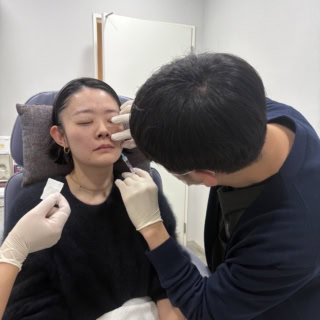 カニューレ（先端が丸く組織を傷つけにくい注入用の管）を使って注入