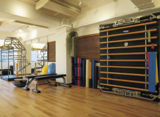 百々さんが通う、ボディトレーナー横手貞一朗氏主宰のトレーニングスタジオ。からだ本来の感覚やリズムを“元の位置”へと導く独自メソッドに、モデルやタレントからの支持も厚い。パーソナルトレーニングのほか、グループレッスンも。