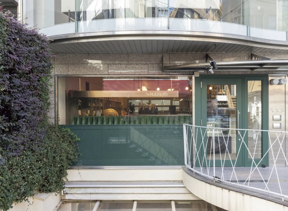 百々さんと文護さんが絶大な信頼を寄せる「英国式植物療法（西洋漢方）」「漢方」「和漢」「アーユルヴェーダ」などをベースにブレンドしたメディカルハーブを取り扱う。※カウンセリングは新規受付していません