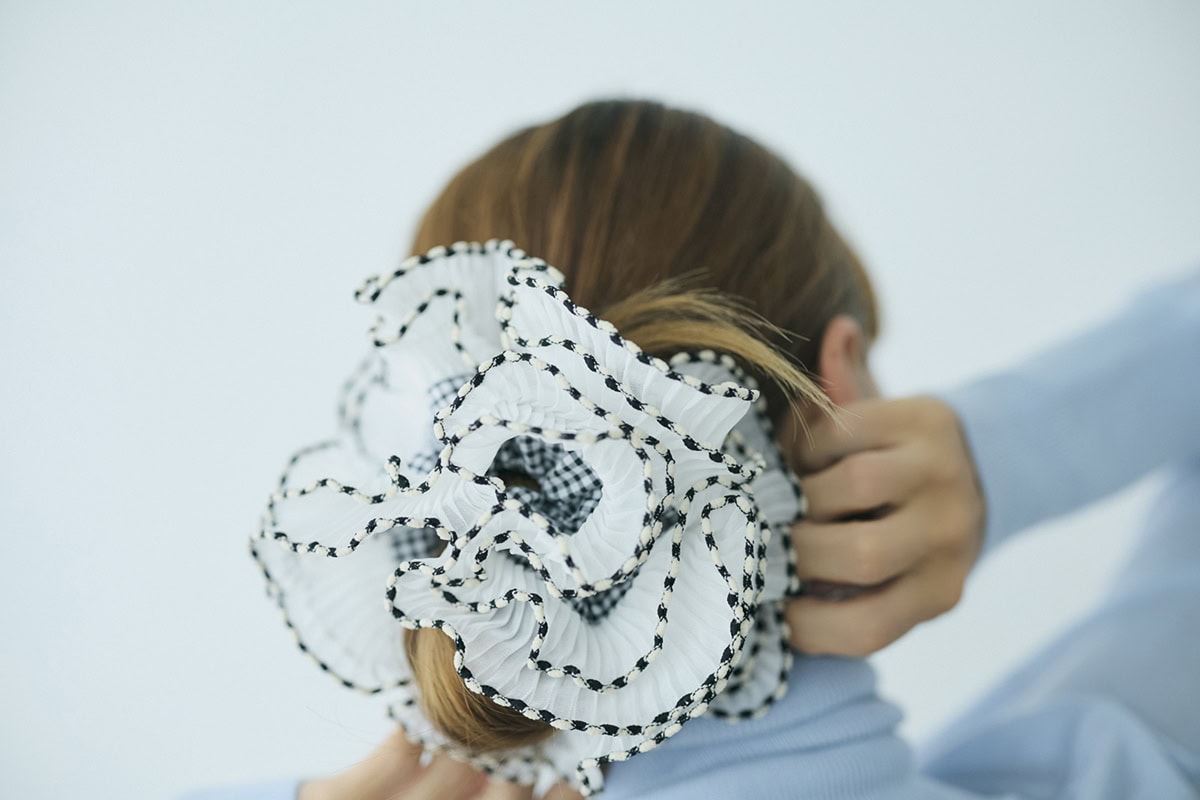 フリルシュシュ¥5,500（compagnon／Maison amutresser）、タートルネックトップス¥74,800（コラム／エストネーション）