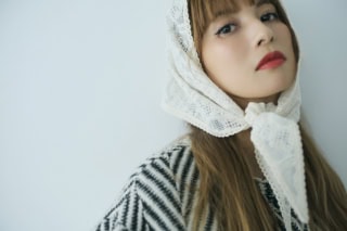 レーススカーフ¥6,050（compagnon／Maison amutresser）、コート¥41,800（メゾンスペシャル／メゾンスペシャル 青山店）