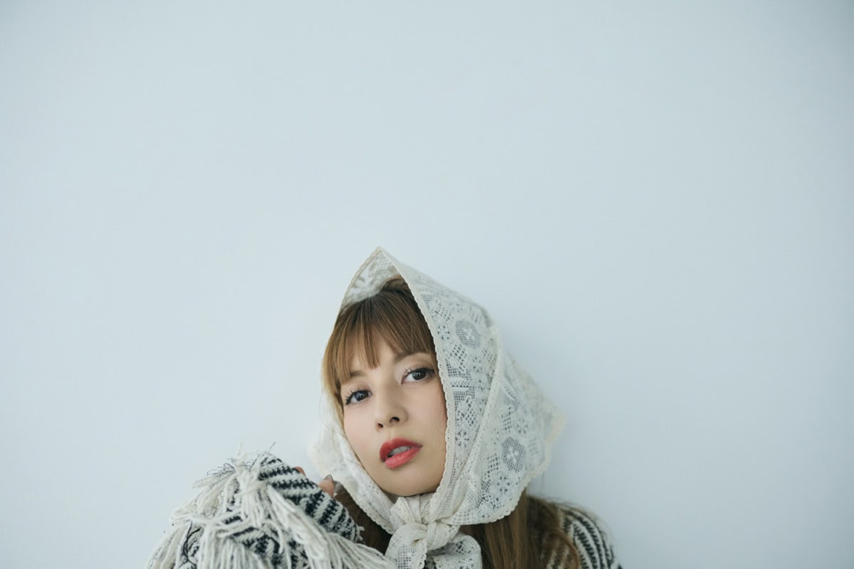 レーススカーフ¥6,050（compagnon／Maison amutresser）、コート¥41,800（メゾンスペシャル／メゾンスペシャル 青山店）