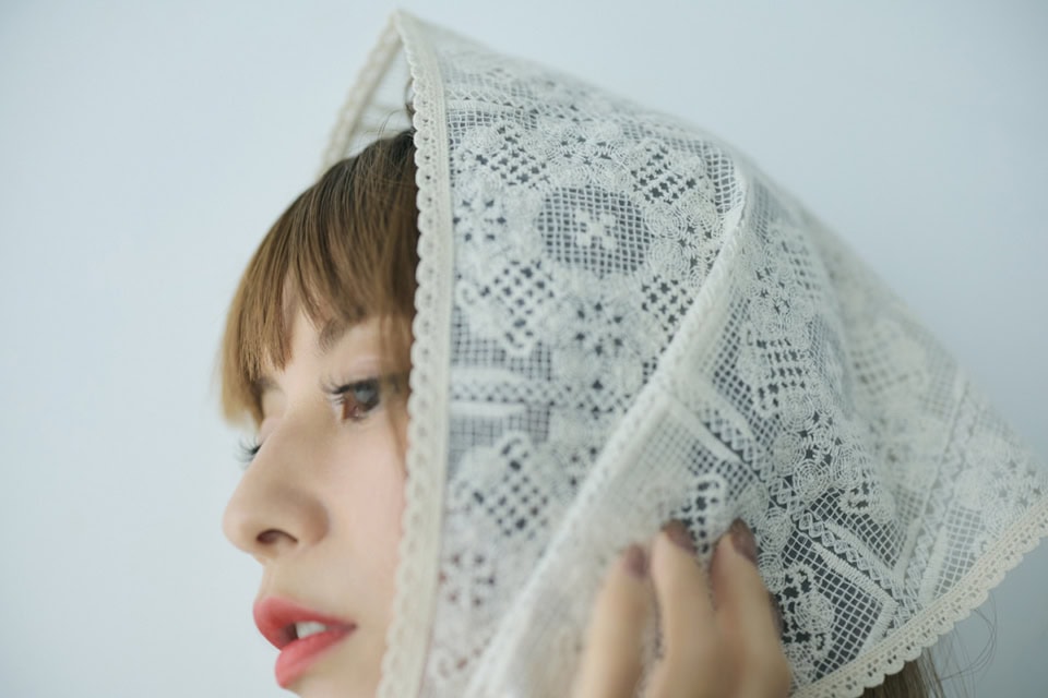 レーススカーフ¥6,050(compagnon/Maison amutresser)、コート¥41,800(メゾンスペシャル/メゾンスペシャル 青山店)