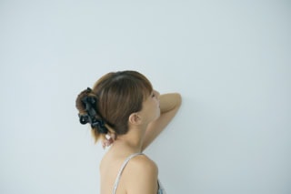 レザーリボンクリップ￥8,800（TRESSE／トレス オンライン）、キャミソール¥8,990（インティミッシミ／インティミッシミ 渋谷文化村通り店）