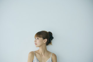 レザーリボンクリップ￥8,800（TRESSE／トレス オンライン）、キャミソール¥8,990（インティミッシミ／インティミッシミ 渋谷文化村通り店）