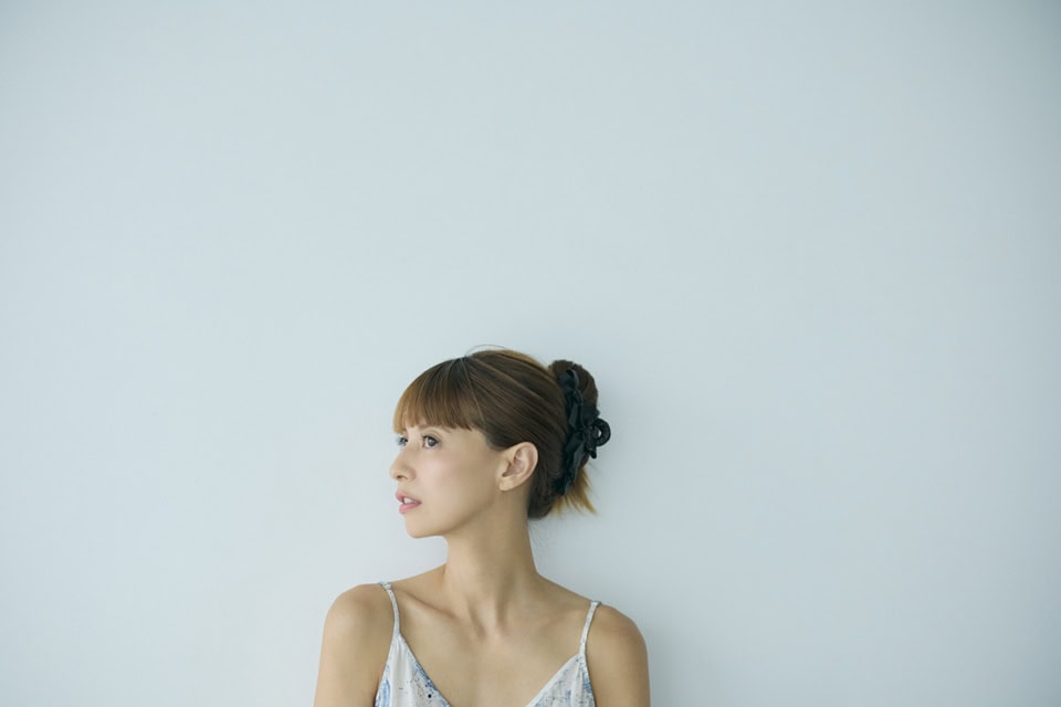 レザーリボンクリップ￥8,800（TRESSE／トレス オンライン）、キャミソール¥8,990（インティミッシミ／インティミッシミ 渋谷文化村通り店）