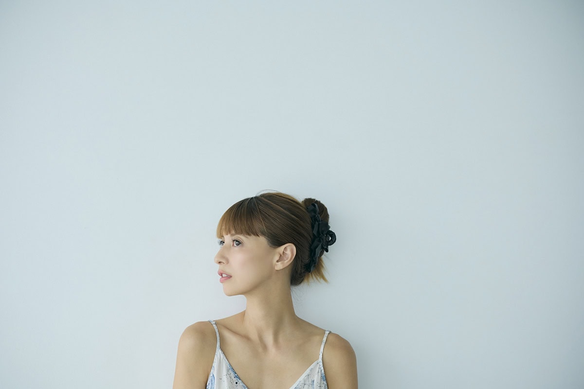 レザーリボンクリップ￥8,800（TRESSE／トレス オンライン）、キャミソール¥8,990（インティミッシミ／インティミッシミ 渋谷文化村通り店）