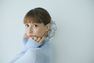 フリルシュシュ¥5,500（compagnon／Maison amutresser）、タートルネックトップス¥74,800（コラム／エストネーション）