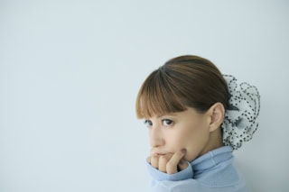 フリルシュシュ¥5,500（compagnon／Maison amutresser）、タートルネックトップス¥74,800（コラム／エストネーション）