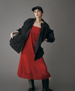 ジャケット¥13,200（コールマン／コールマン カスタマーサービス）、ドレス¥30,800（ハイク／ボウルズ）、キャップ¥12,100（アンデコレイテッド）、ブーツ¥28,600（ILSE JACOBSEN／メイデンカンパニー）