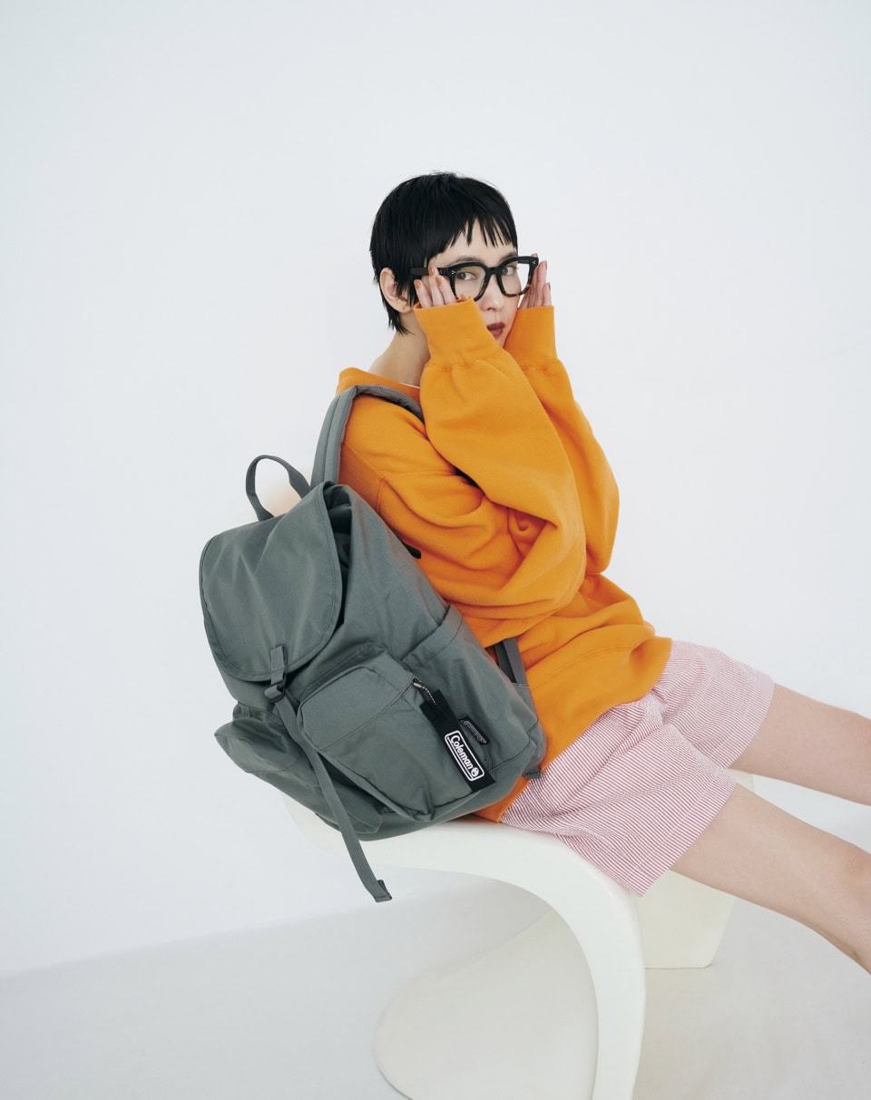 バックパック〈ユニウォーカー23トップローディング〉¥10,450（コールマン／コールマン カスタマーサービス）、スエット¥24,200（SOFT GOODS）、ショートパンツ¥19,800（ALL AMERICAN KHAKIS／共にメイデンカンパニー）、メガネ¥50,380（オリバーピープルズ／ルックスオティカジャパン カスタマーサービス）