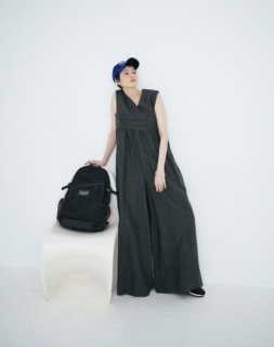 バックパック〈ウォーカー25メッシュ〉¥8,250（コールマン／コールマン カスタマーサービス）、ジャンプスーツ¥63,800（ハイク／ボウルズ）、キャップ¥8,580（BLUESCENTRIC／メイデンカンパニー）、バングル¥179,300（テッド・ミューリング／CA JITSU）、スニーカー¥29,700（ゼットディーエー／アイファウンド）