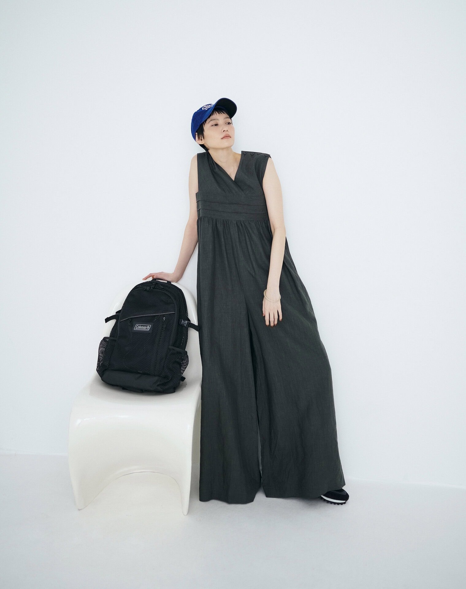 バックパック〈ウォーカー25メッシュ〉¥8,250（コールマン／コールマン カスタマーサービス）、ジャンプスーツ¥63,800（ハイク／ボウルズ）、キャップ¥8,580（BLUESCENTRIC／メイデンカンパニー）、バングル¥179,300（テッド・ミューリング／CA JITSU）、スニーカー¥29,700（ゼットディーエー／アイファウンド）