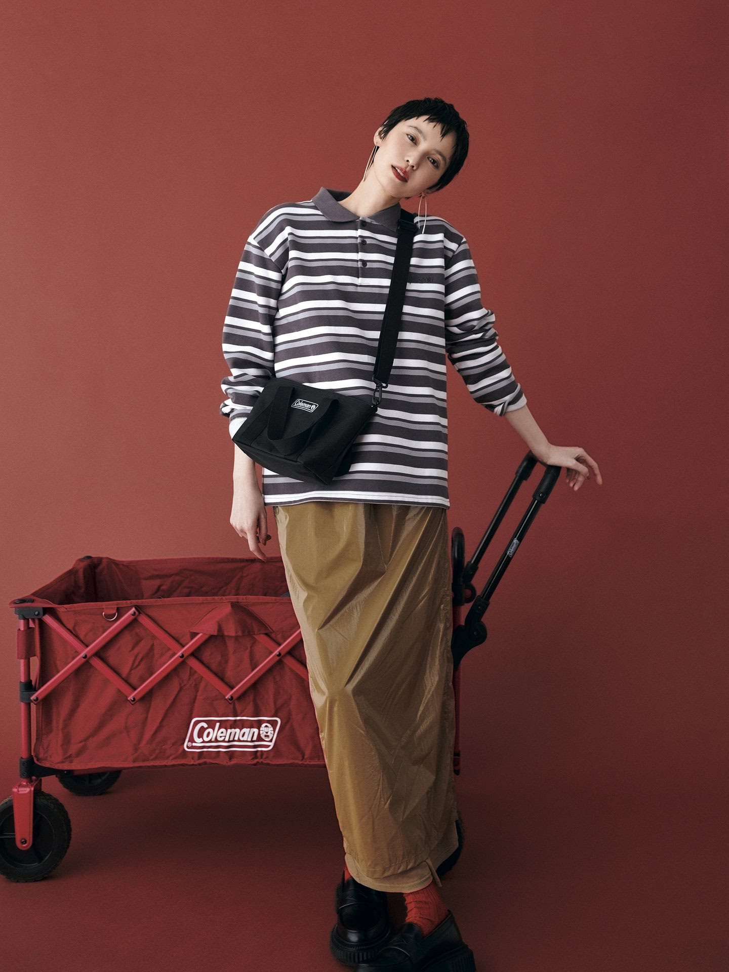 ワゴン〈アウトドアワゴンNX〉¥15,800、ハンドル〈アウトドアプッシュハンドル〉※別売り¥3,960（共にコールマン／コールマン カスタマーサービス）、トップス¥26,400（オペラスポーツ／エンメ）、スカート¥28,600（Little $uzie Apartment Tokyo）、ピアス¥110,000（テッド・ミューリング／CA JITSU）、ソックス¥3,630（パンセレラ／真下商事）、シューズ¥95,700（アデュー／バウ インク）