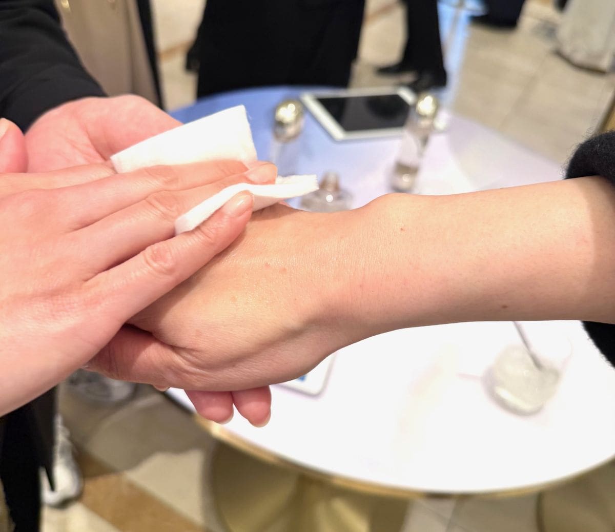 新製品説明会でいち早くお試し！ 基本の使い方は、洗顔後コットンまたは手のひらに500円硬貨大よりも大きめにたっぷりとり、顔全体になじませればOK。