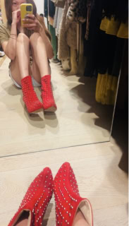 はいたことがないのにずっと捨てられない、20年ほど前に買った激しめの赤ブーツ。昔はトゲトゲの靴をはいて、よくケガしてました