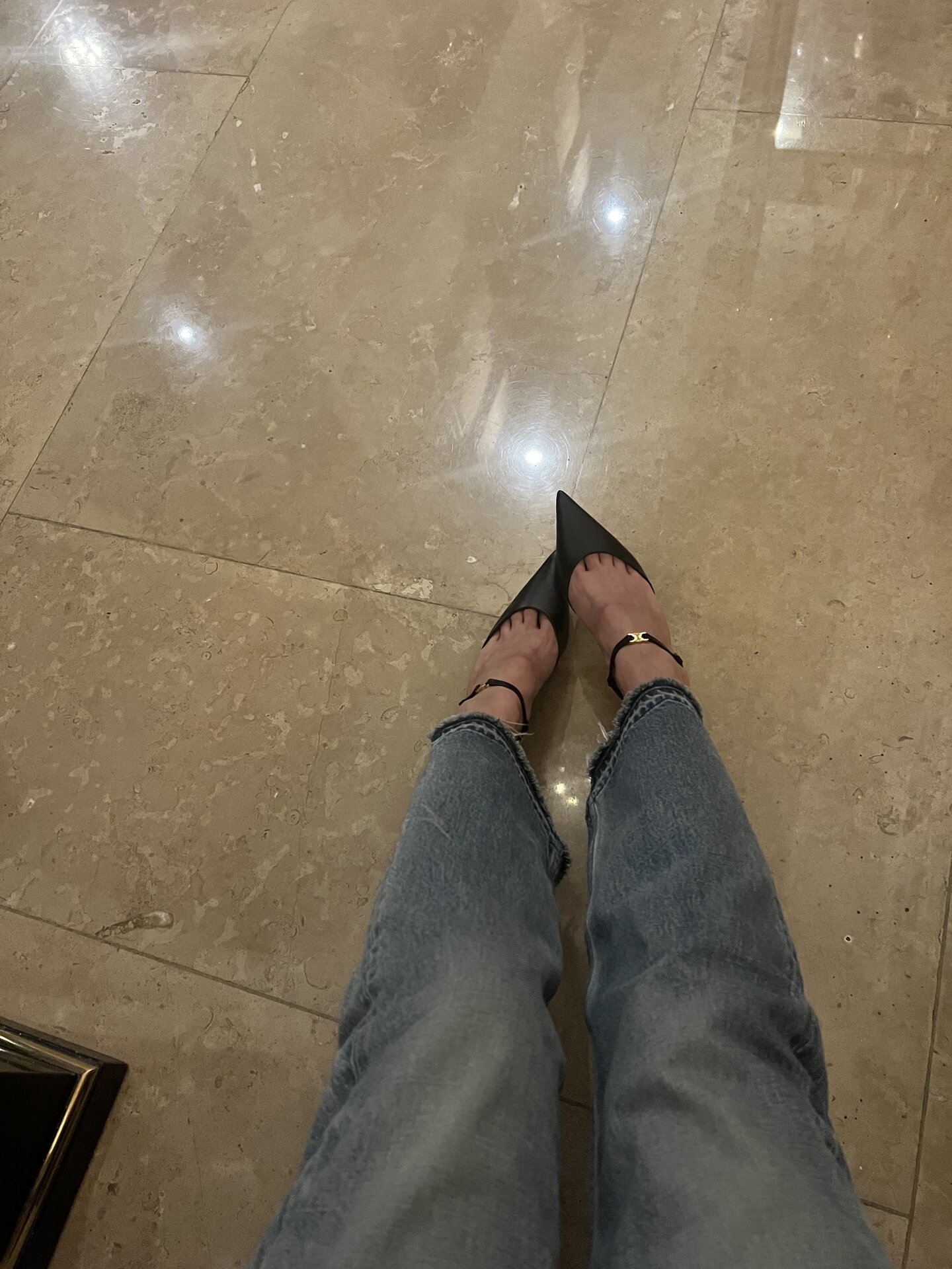 去年買ったセリーヌの黒パンプスも好き。昔はこんなシンプルなデザインはあまりはかなかったな。すごい大人っぽくて、今の気分です。