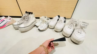 気づいたらスニーカーが白ばかり集まってました。手に持っているのが愛用の「ひみつちゃん」です