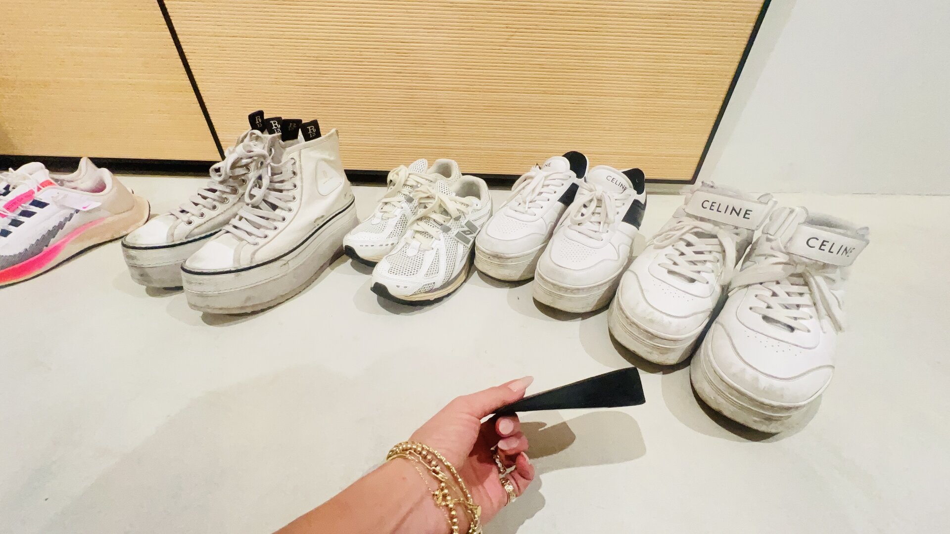 気づいたらスニーカーが白ばかり集まってました。手に持っているのが愛用の「ひみつちゃん」です