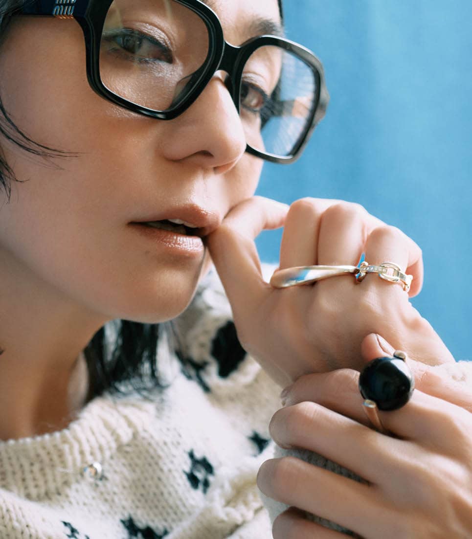 小物使いでコーデを底上げ！ 眼鏡¥55,990（ミュウミュウ／ルックスオティカジャパン カスタマーサービス）、ネックレス［SV×オニキス］¥45,000、ボールネックレス［SV］¥40,000、右手ダブルフィンガーリング［SV］¥60,000、右手小指リング［SV×DIA］¥70,000、左手リング［SV×オニキス］¥40,000（全てロロ）、ニット¥176,000（ピリングス／リトルリーグ インク）、ヘアバンド¥7,590（ヘイップ／ル タロン グリーズ ルミネ新宿店）