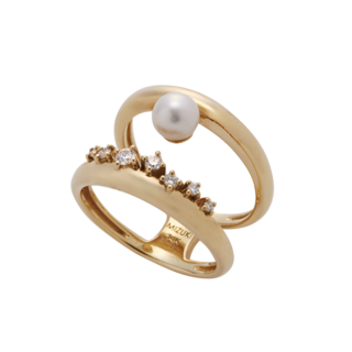 レイヤード風デザイン。リング［YG×淡水パール×DIA］¥726,000［YG×淡水パール］¥231,000（ミズキ／リトルリーグ インク）