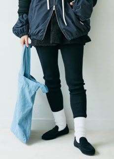 CFCLのニット、MIU MIU×New Balanceのナイロンブルゾン、ACACIAのスカート、ATONのニットパンツ、THE ROWのバッグ、thehighlights™のソックス、JAMES PERSEのシューズ/全て本人私物