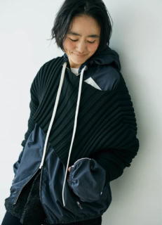 CFCLのニット、MIU MIU×New Balanceのナイロンブルゾン、ACACIAのスカート、ATONのニットパンツ、THE ROWのバッグ、thehighlights™のソックス、JAMES PERSEのシューズ/全て本人私物