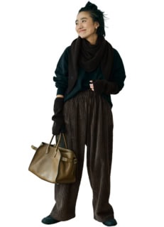 ASAUCE MELERの三角ニットストールとニットグローブ、COUDREのロンTとシュシュとピアス、Gabriela Coll Garmentsのパンツ、THE ROWのバッグ、LEMAIREのスニーカー／全て本人私物