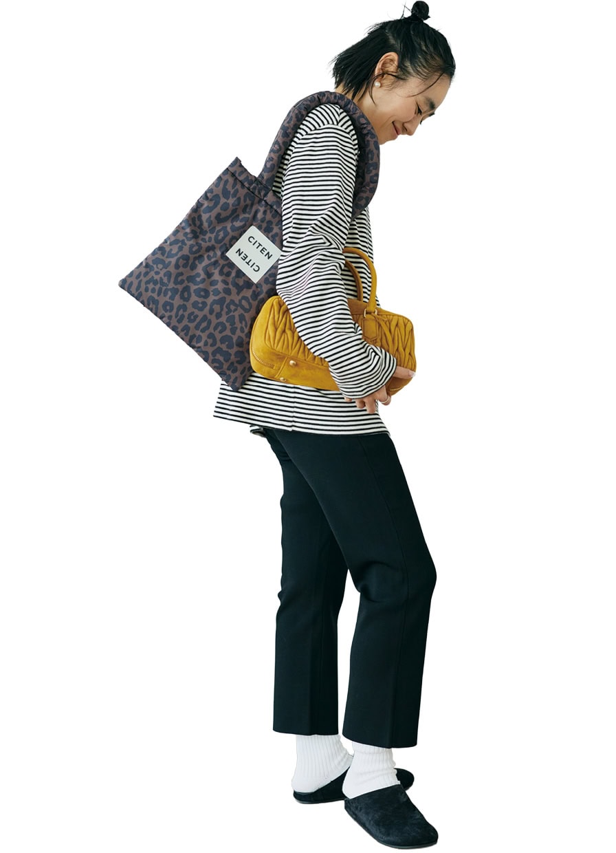 thehighlights™のソックス、（見えていませんが）中にはいているのはUNQUITTEの5本指ソックス、OLD CELINEのボーダートップス、AMOMENTOのパンツ、COUDREのピアス、MIU MIUのバッグ、付録のパフィバッグ、THE ROWのサボ／全て本人私物