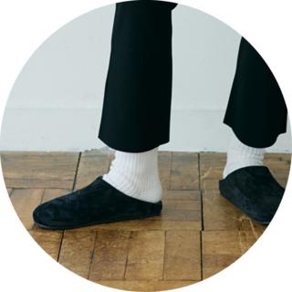 thehighlights™のソックス、（見えていませんが）中にはいているのはUNQUITTEの5本指ソックス、OLD CELINEのボーダートップス、AMOMENTOのパンツ、COUDREのピアス、MIU MIUのバッグ、付録のパフィバッグ、THE ROWのサボ／全て本人私物