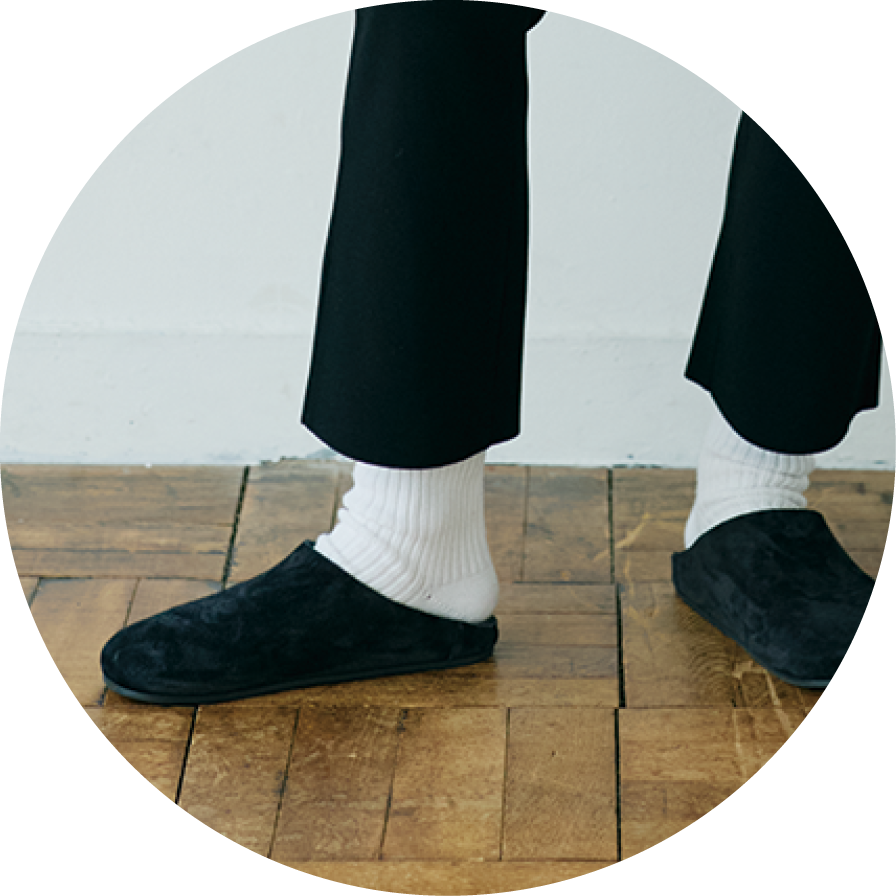 thehighlights™のソックス、（見えていませんが）中にはいているのはUNQUITTEの5本指ソックス、OLD CELINEのボーダートップス、AMOMENTOのパンツ、COUDREのピアス、MIU MIUのバッグ、付録のパフィバッグ、THE ROWのサボ／全て本人私物