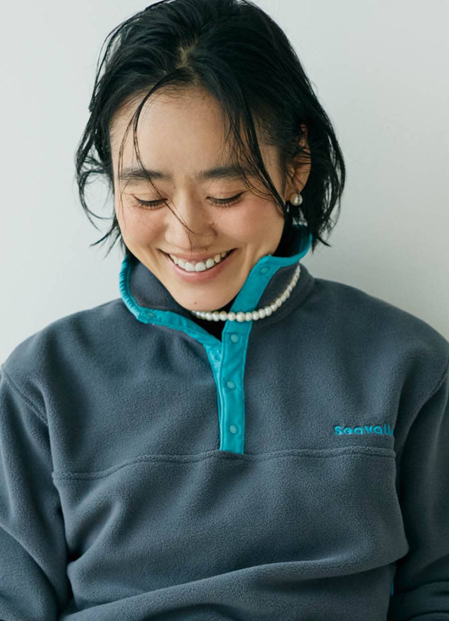 SEAのフリースプルオーバー、PETIT BATEAUのトップス、MIU MIUのデニムパンツ、COUDREのピアスとネックレス、THE ROWのバッグ、Dhyana.のシューズ／全て本人私物