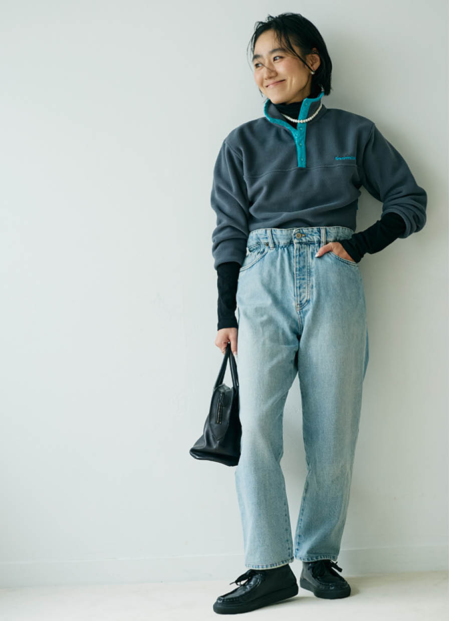 SEAのフリースプルオーバー、PETIT BATEAUのトップス、MIU MIUのデニムパンツ、COUDREのピアスとネックレス、THE ROWのバッグ、Dhyana.のシューズ／全て本人私物