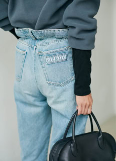 SEAのフリースプルオーバー、PETIT BATEAUのトップス、MIU MIUのデニムパンツ、COUDREのピアスとネックレス、THE ROWのバッグ、Dhyana.のシューズ／全て本人私物